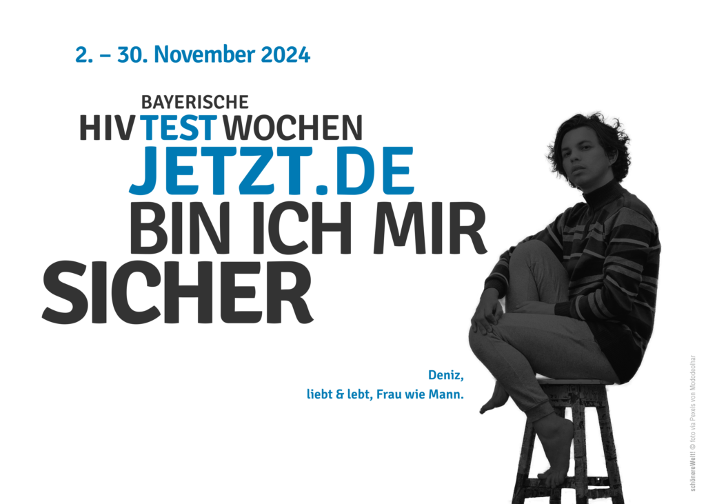 HIV-Testwochen Motiv Deniz sitzt auf einem Barhocker und angezogenem Bein. Er lebt & liebt, Frau wie Mann