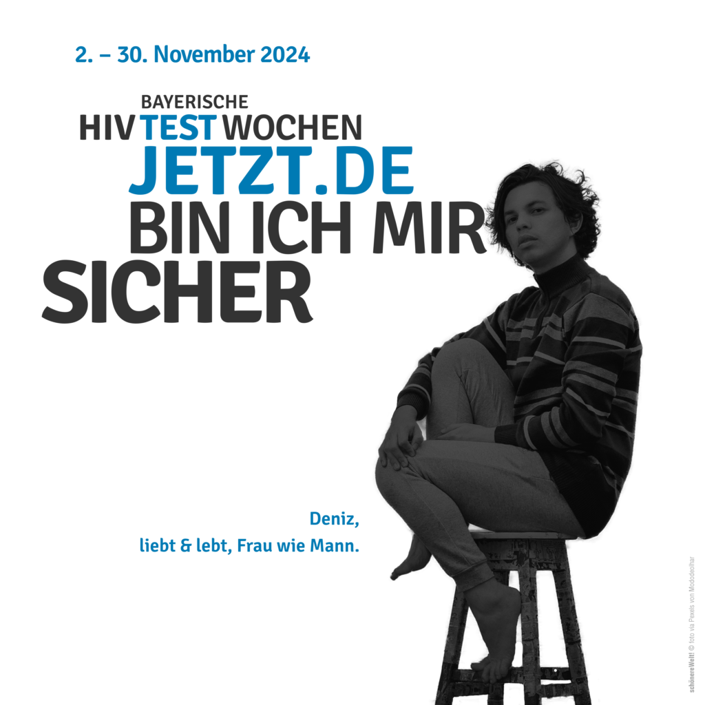 HIV-Testwochen Motiv Deniz sitzt auf einem Barhocker und angezogenem Bein. Er lebt & liebt, Frau wie Mann.